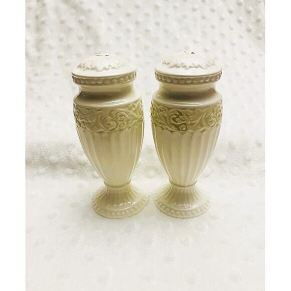 Vintage Ceramic Victorian Style Elegant Salt & Pepper Shaker Set-NEW - Picture 4 of 5